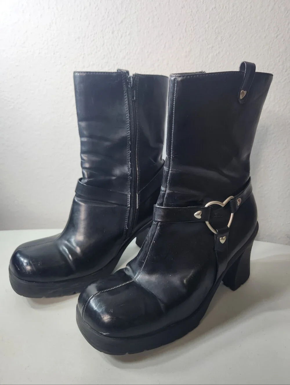 Lower East Side |8| VTG Y2K Black Chunky Platform Boots w/Heart Harness Detail